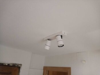 Foco led instalado en techo blanco