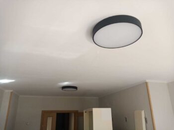 Lamparas redondas de techo en sala principal