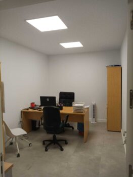 Oficina con iluminación led instalada