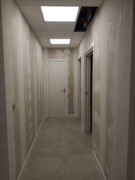 Pasillo con iluminación led instalada