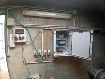 Cuadro de control electrico en zona industrial