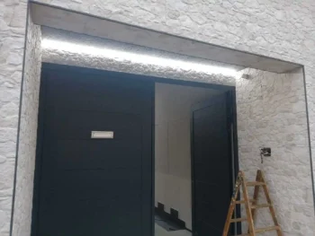 Entrada principal iluminada con luz led