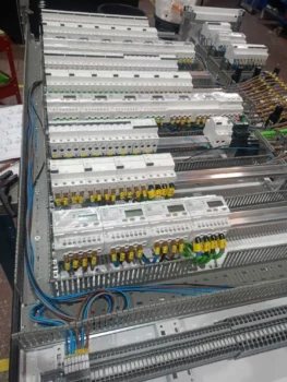 Vista superior de panel con multiples disyuntores 1